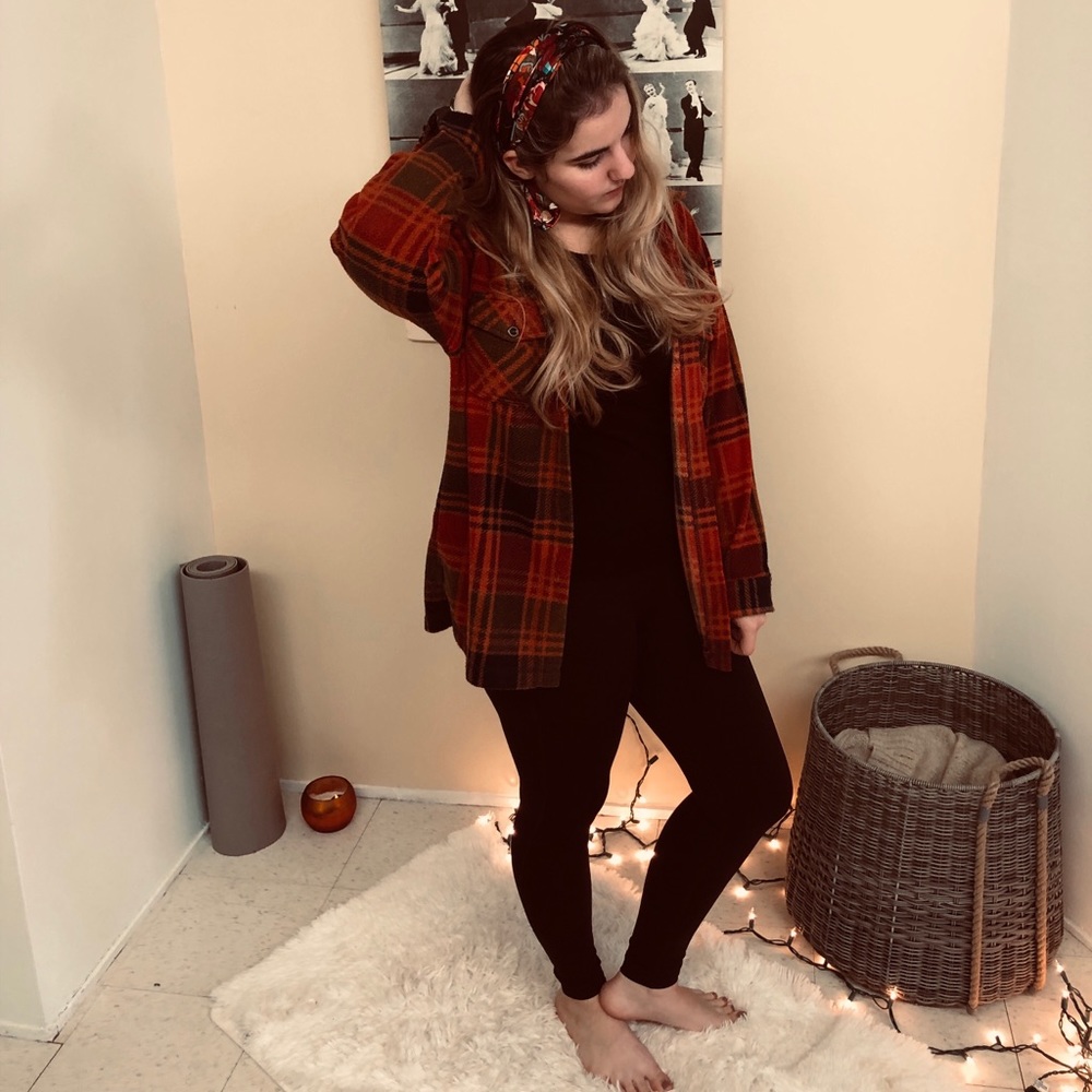 Super cute plaid orange button up 🍂🍁